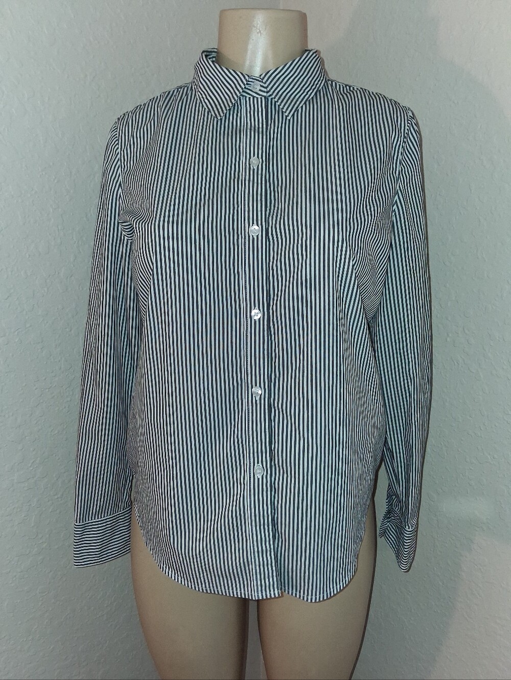 LIZ CLAIBORNE GRAY & WHITE STRIPED BUTTON UP TOP SZ MED